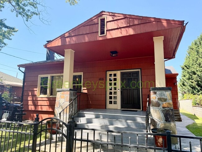 Photo - Awesome 4-Bed/2-Bath Craftsman Bungalow House Near Alberta District