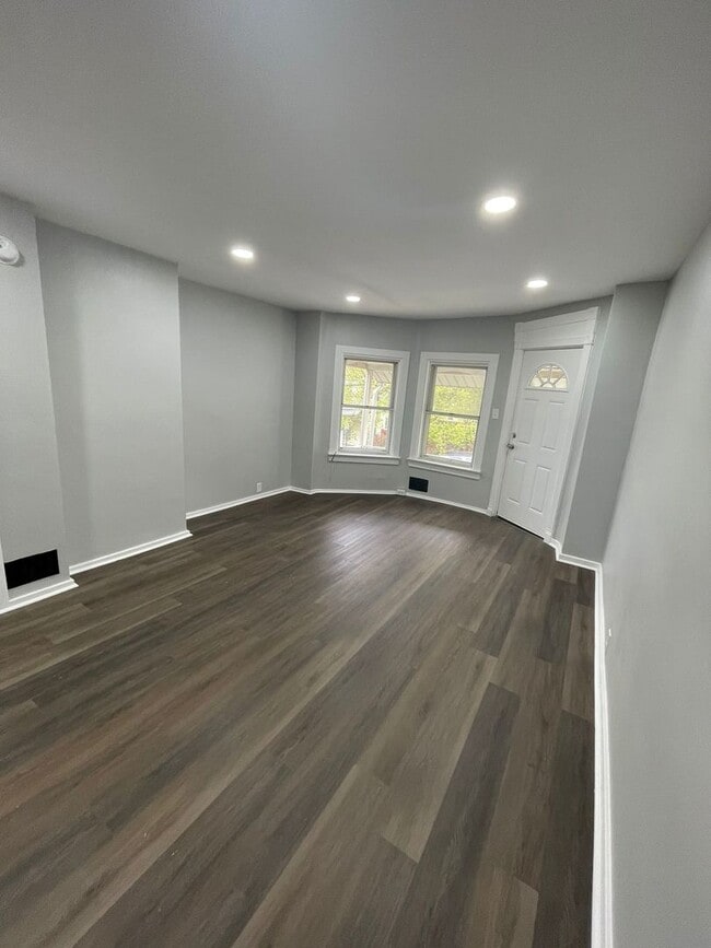 Building Photo - Two bedroom apartment one bathroom