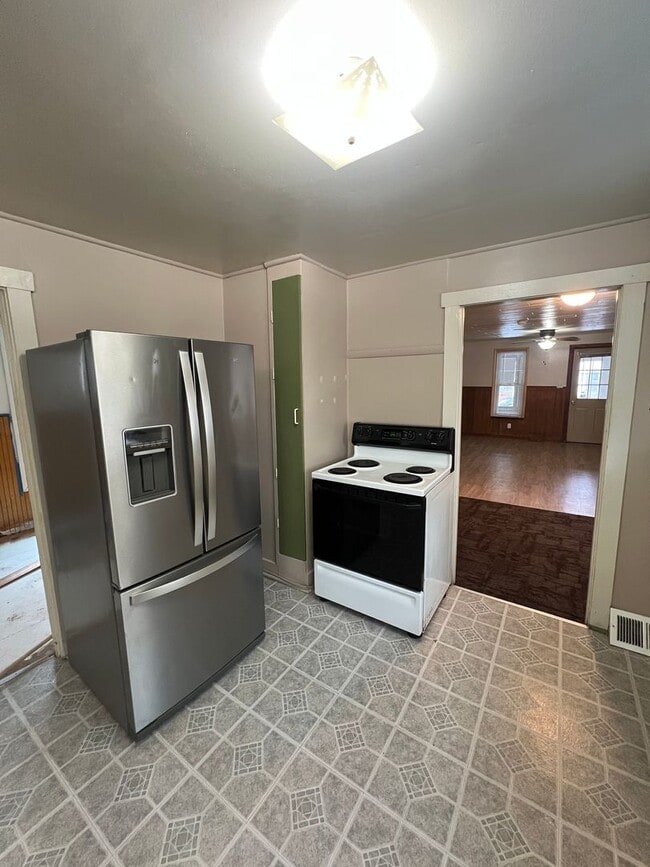 Building Photo - 32 5th Ave Unit 32 5th Ave 1st Floor Gloversville NY 12078