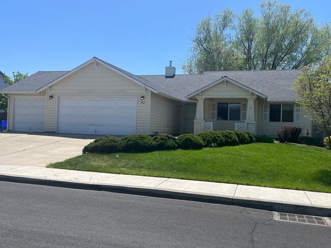 Building Photo - Beautiful 4 bedroom 2 bathroom single family house with Fenced backyard and 3 car garage