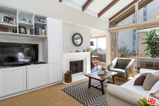 Photo - 1340 S Beverly Glen Blvd Unidad 307