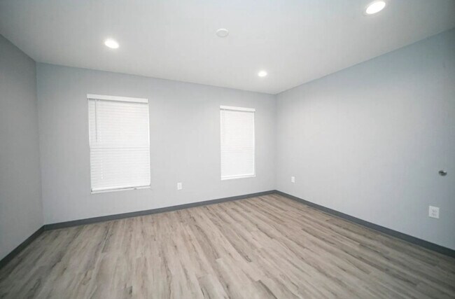 Photo - River Oaks Apartments