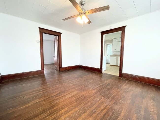 Photo - Large 3 Bed, 1 Bath With Fenced in Yard