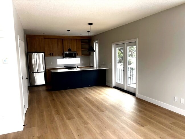 Photo - 15211-15109 109 Ave NW