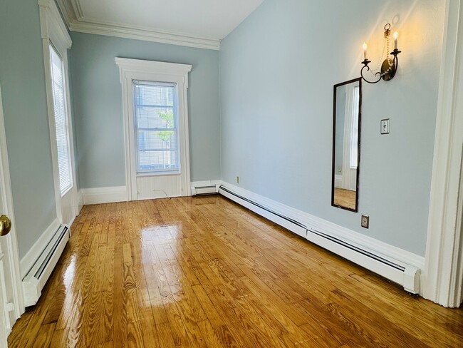 Building Photo - 123 Almy St Unit 1F