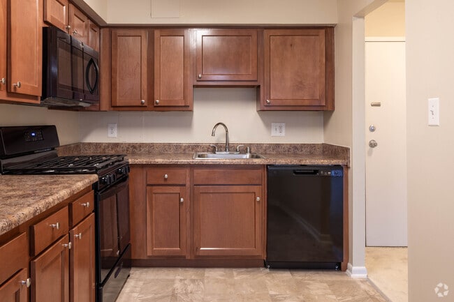 1BR, 1BA - 895 SF