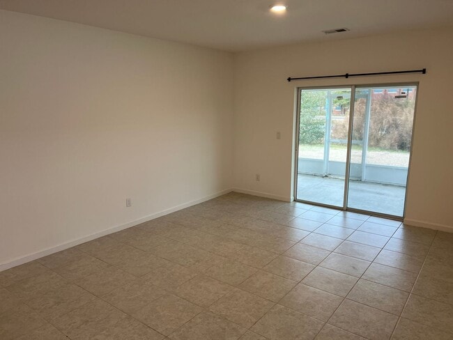 Photo - 121 College St