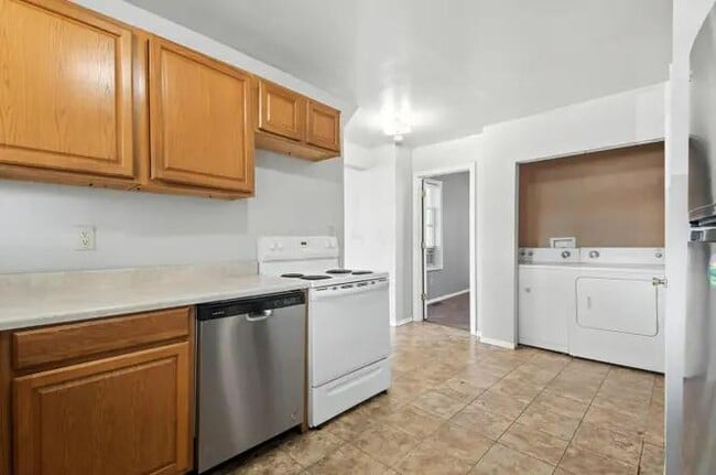 Building Photo - 2584 Deming Ave