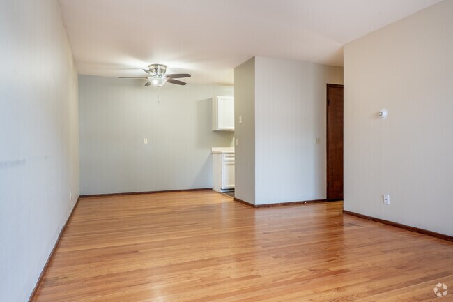 1BR, 1BA - 650SF - Living Room, Dining Area