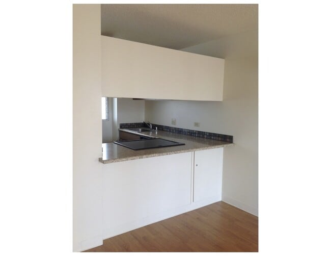 Photo - One Bedroom Apt, Excellent Location (Elect...