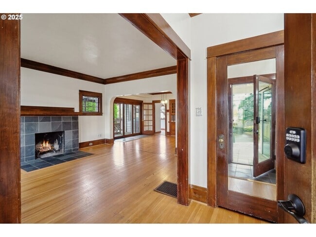 Building Photo - 8921 SE Washington St Rental