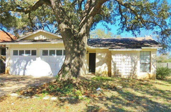 Building Photo - 2002 Castle Creek Dr Rental