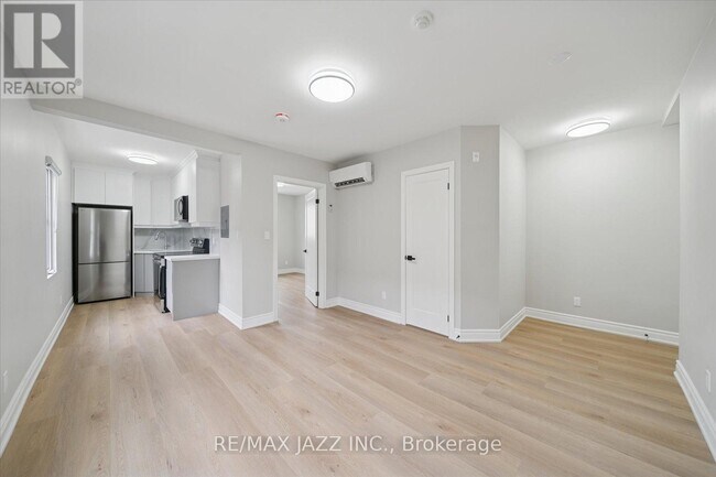 Photo - 251 Simcoe St S Unité 103