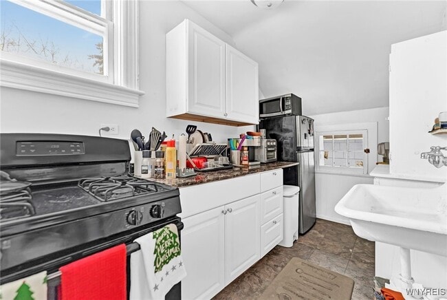 Building Photo - 55 Winspear Ave Unit Upper