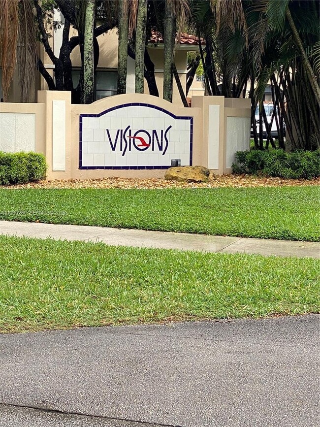 Building Photo - 543 Racquet Club Rd