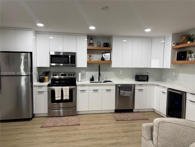 Building Photo - 2420 Diana Dr Unit 402