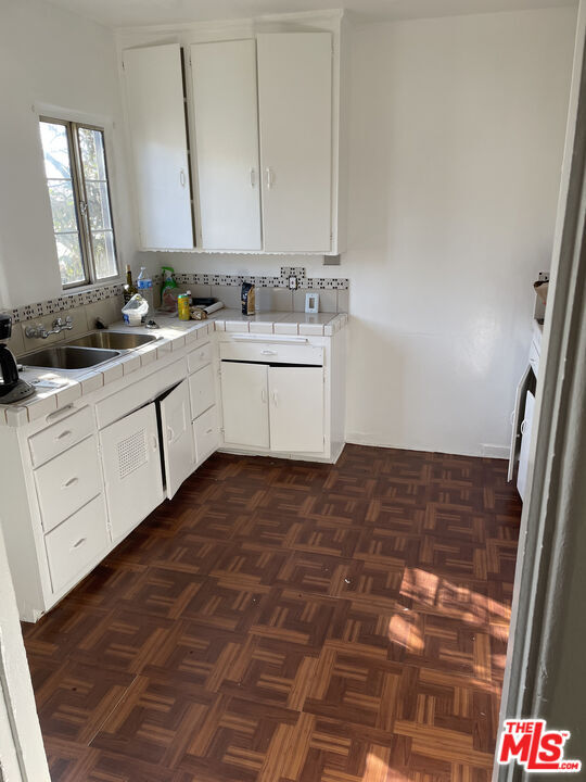 1050 W 60th Pl