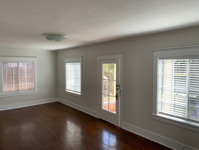 La puerta principal da a un patio privado. - 2109 Shell Ave