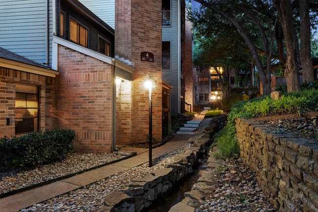 C235270_Dusk_LitWalkway_02_13949