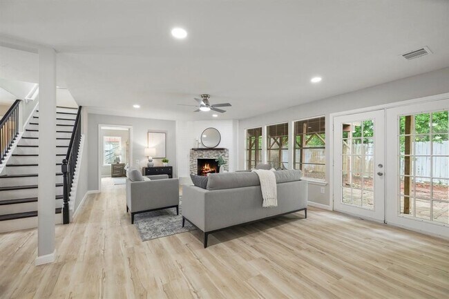 Building Photo - 1819 Redwood Ct