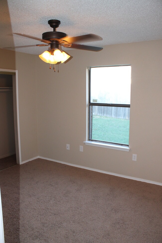 Photo - 717 Cross Ridge Circle North