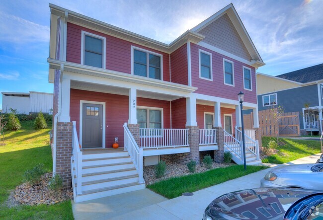 Building Photo - Four Bedroom Townhome in Uptown Village