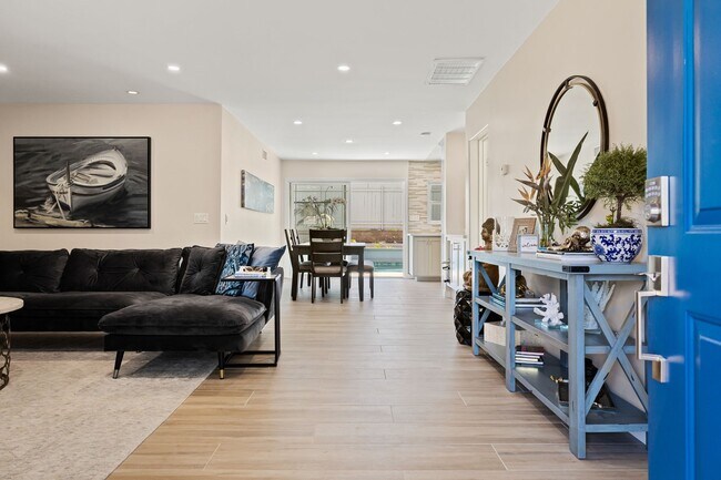 1330 La Manida St