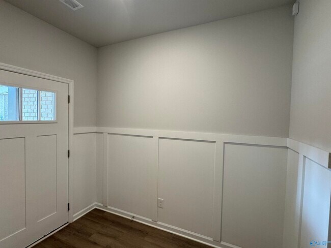 Photo - 209 Saddle St