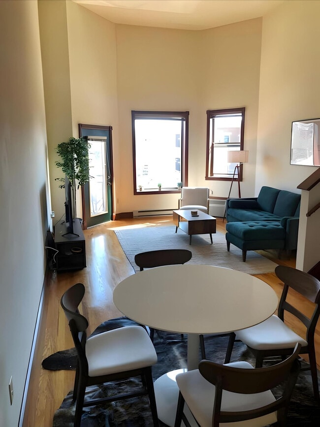 Photo - 402 W Dayton St Unit ID1377413P