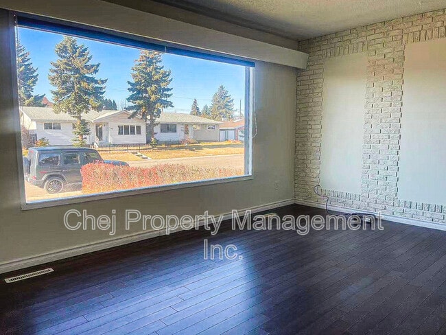 Photo - 13411-13461 61 St NW