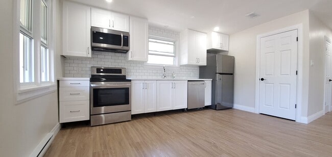 Building Photo - 368 Dufferin Av Unit A