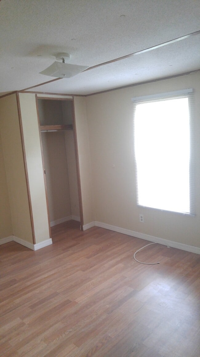 202 Leslie Loop
