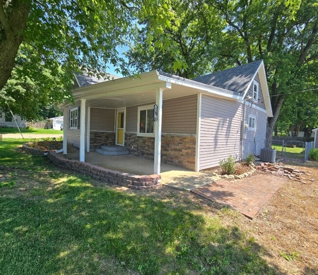 Building Photo - Cute 2 Bedroom Home with Country Feel