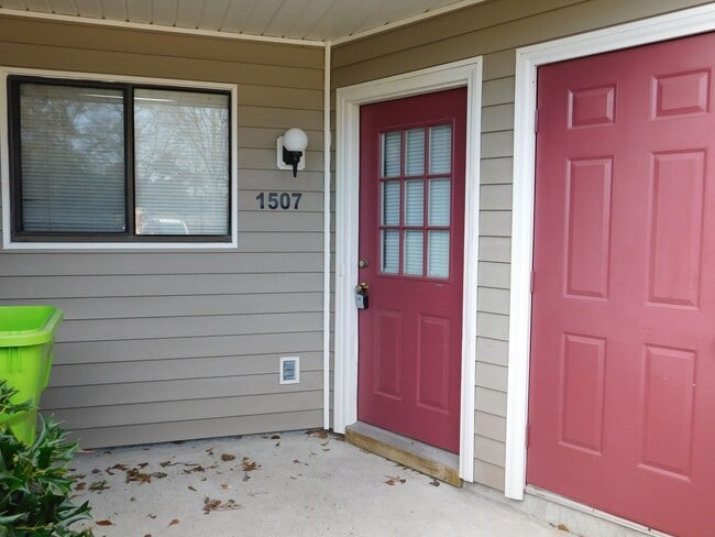 Photo - 1507 College Way