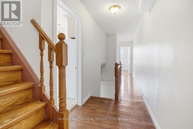 Photo - 916 Bloor St W