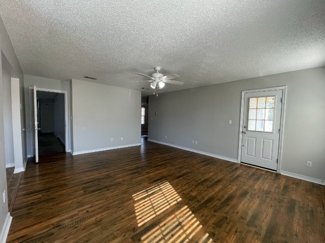 Photo - 447 Apple Dr