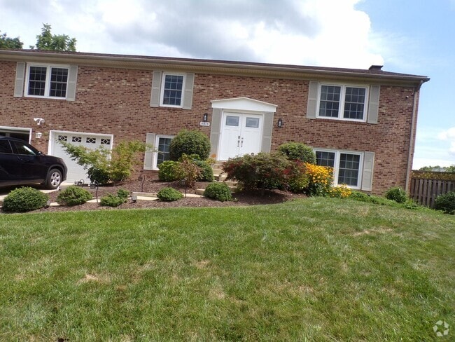 Building Photo - WOW Factor Home in Alexandria