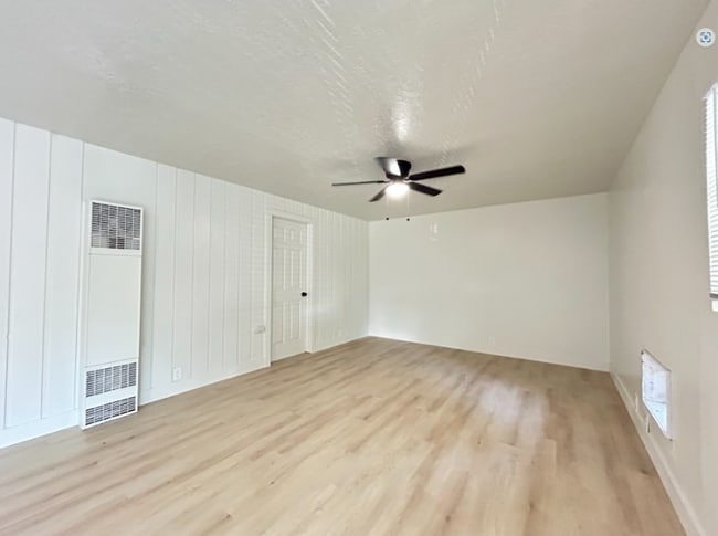 Photo - 951 N Redwood Rd Unidad 2