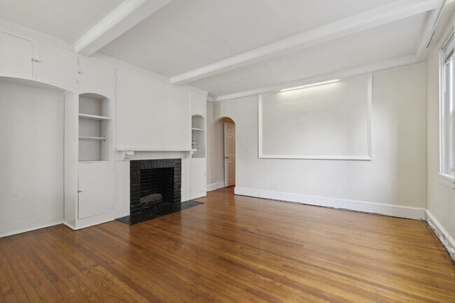 Building Photo - 1 Bedroom, First Floor Apartment in German... Unit #1