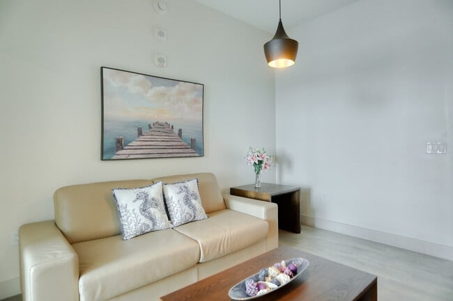 Building Photo - 209 N Ocean Dr Unit ID1047769P Rental