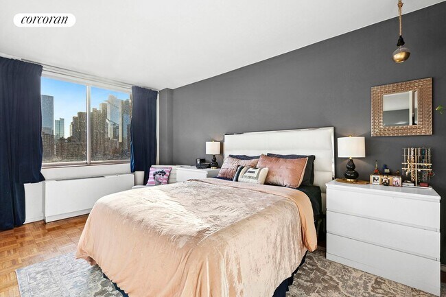 Photo - 350 W 50th St