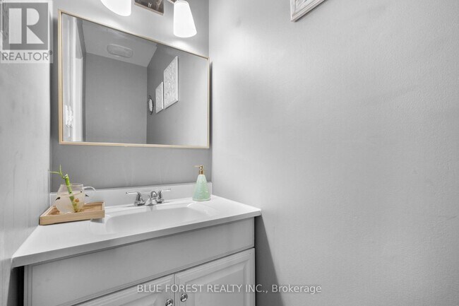 Photo - 166 Southdale Rd W