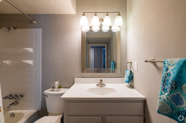 Magnolia - Bathroom - Park Meadows Apartments
