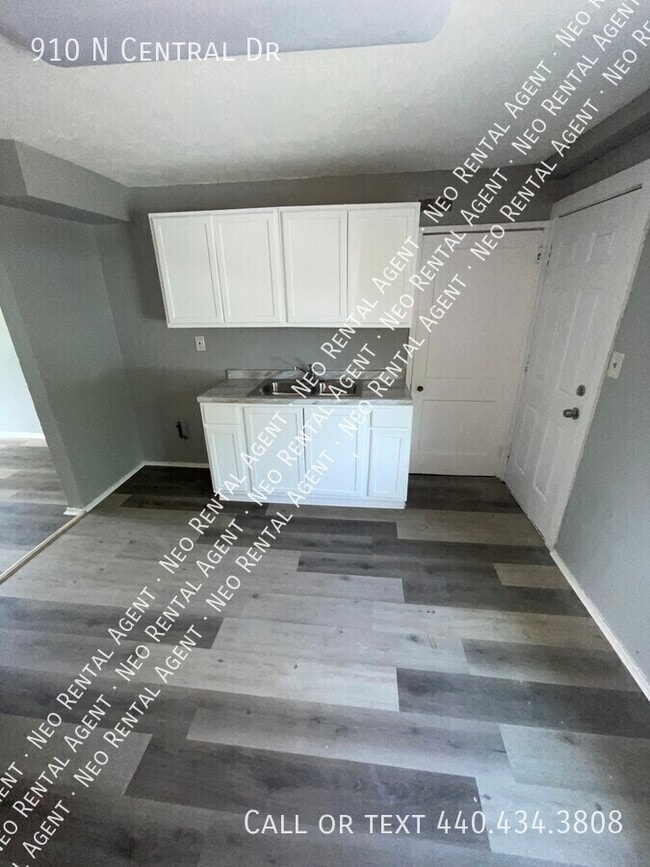 Building Photo - 910 N Central Dr Rental