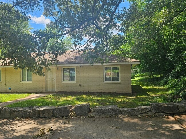 Photo - No Steps - 2/1 Duplex Near Hank Aaron Dr -...