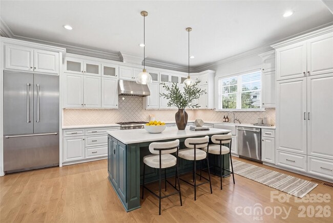 Photo - 404 Iverson Way