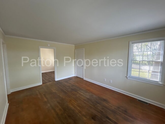 Photo - Corner of Plowden & South Kilbourne