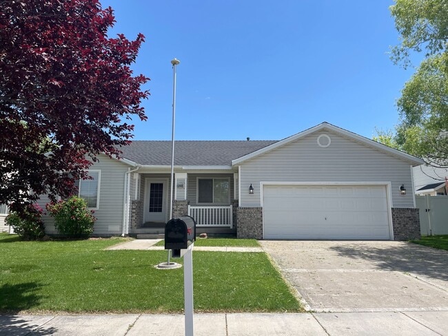 Beautifully Updated 3-Bedroom Home in Roy,... - Beautifully Updated 3-Bedroom Home in Roy,...