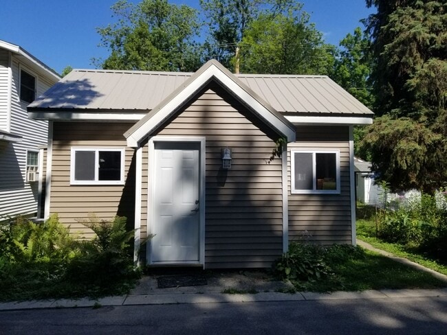 Building Photo - Lake Life All Year Round!