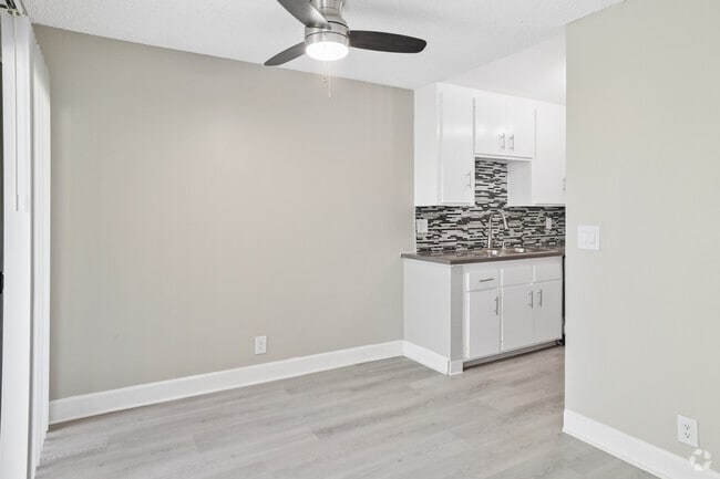 2BR, 2BA - 1,018SF - Dining Room
